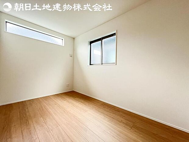 【洋室】道行く人の視線を気にせず暮らせる安心感。そして窓から見える空がさらなる解放感を演出します。