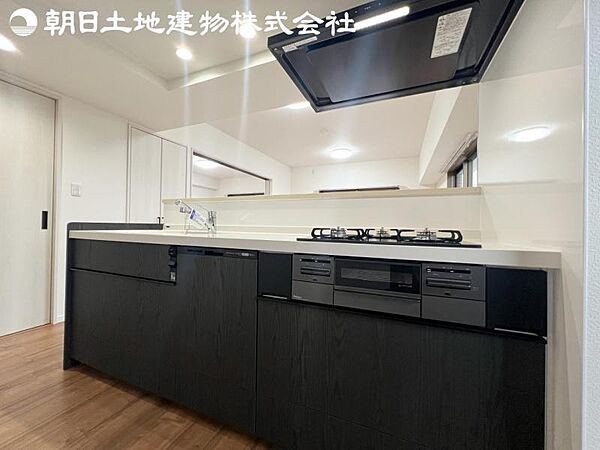 【キッチン】明るく開放感があるキッチンはリビングが見渡せる対面キッチンを採用。いつでもご家族を感じながらお料理できます。