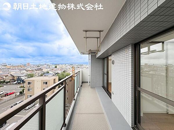 【バルコニー】日当りよく、心地良い風に吹かれてホッと一息ついてください。