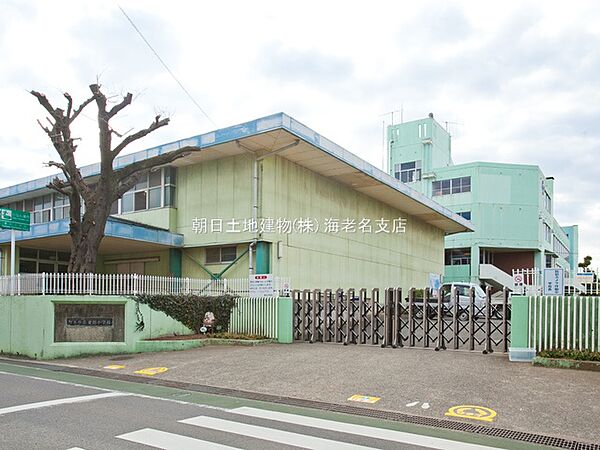 地域は住宅地でとても環境がいい学校です。校庭が広くのびのび運動ができるのでとてもいいです。地域の見守り活動も充実しています。