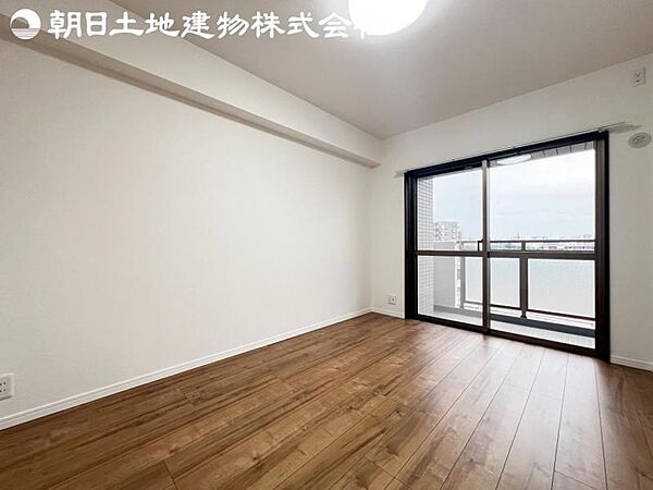 【洋室】開口部いっぱいから取り入れた柔らかな日差しとフローリングの色味が調和し快適空間を演出します。