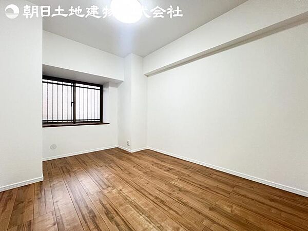 【洋室】道行く人の視線を気にせず暮らせる安心感。そして窓から見える空がさらなる解放感を演出します。