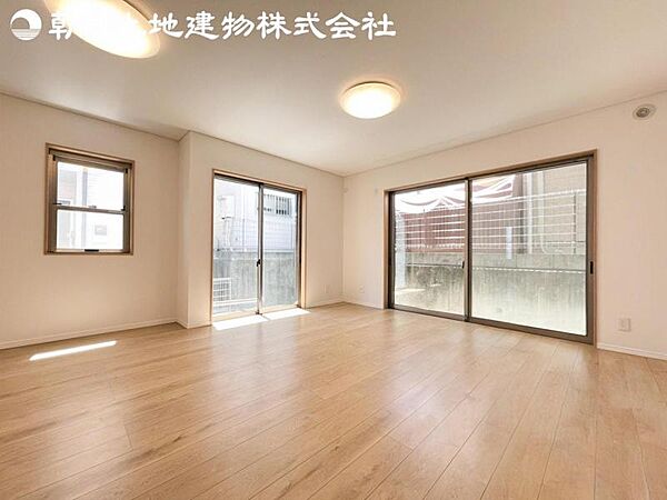 【リビング】開口部からたくさんの採光が望める快適空間となりご家族が集まりやすいリビングです。