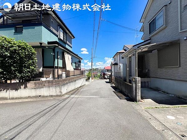 【前面道路】周辺はのんびりした住環境で公園等点在しておりますので散歩コースに困りません。