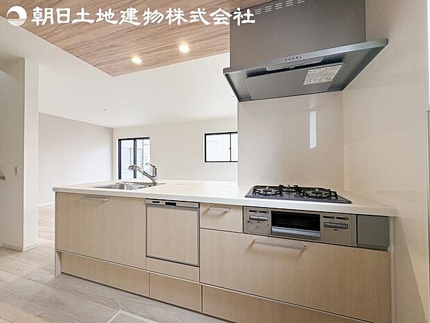 【キッチン】明るく開放感があるキッチンはリビングが見渡せる対面キッチンを採用。いつでもご家族を感じながらお料理できます。