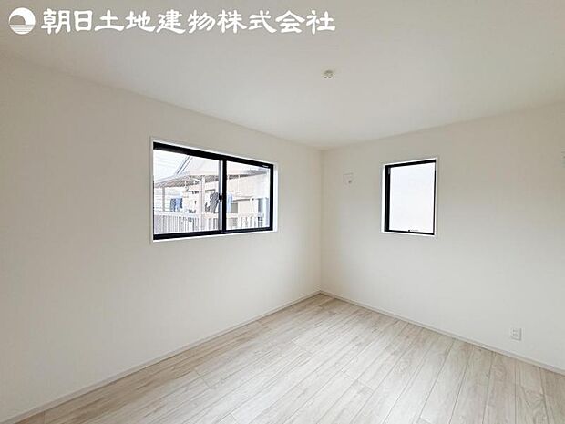 【洋室】道行く人の視線を気にせず暮らせる安心感。そして窓から見える空がさらなる解放感を演出します。