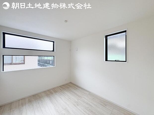 【洋室】2面より光を取り込み明るいお部屋となっております。