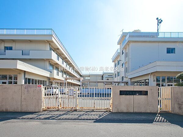 さがみ野駅から桜並木を抜けた先にある小学校。 座間市内の小学校では1番と言えるほどのグラウンドの広さがあります。