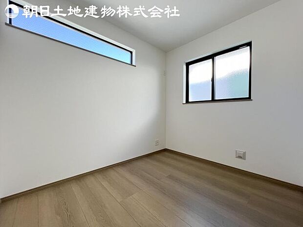 【洋室】道行く人の視線を気にせず暮らせる安心感。そして窓から見える空がさらなる解放感を演出します。