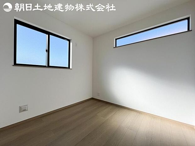 【洋室】2面より光を取り込み明るいお部屋となっております。