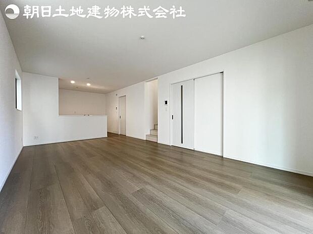 【リビング】ご家族の一日のはじまりも一日の終わりも、いつもこの空間から。お家のなかで特にこだわって頂きたい空間です。