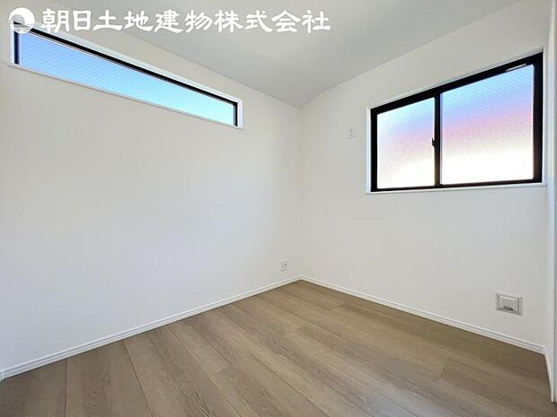 【洋室】2面より光を取り込み明るいお部屋となっております。