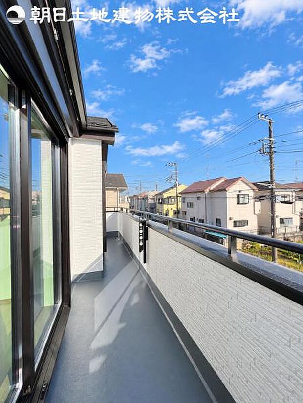 【バルコニー】日当りよく、心地良い風に吹かれてホッと一息ついてください。