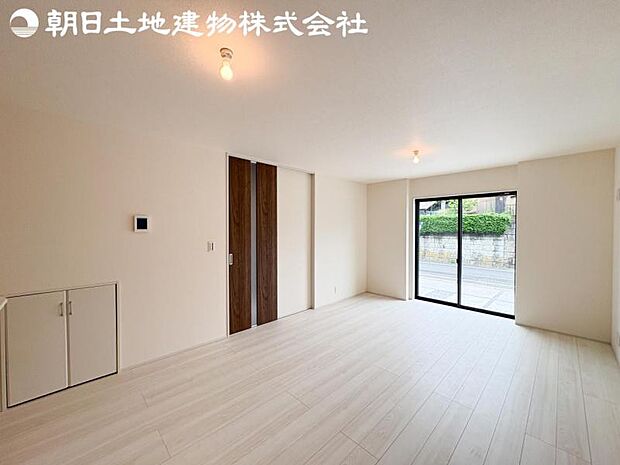 【リビング】開口部からたくさんの採光が望める快適空間となりご家族が集まりやすいリビングです。
