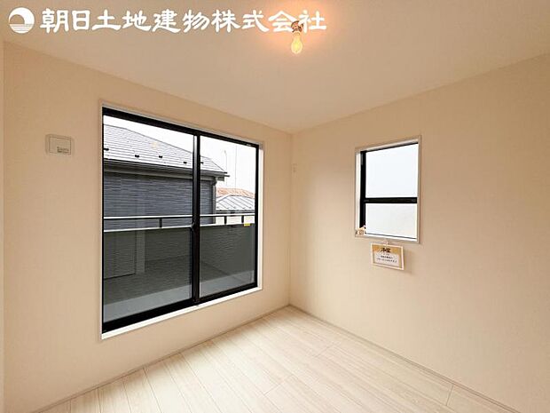 【洋室】開口部いっぱいから取り入れた柔らかな日差しとフローリングの色味が調和し快適空間を演出します。