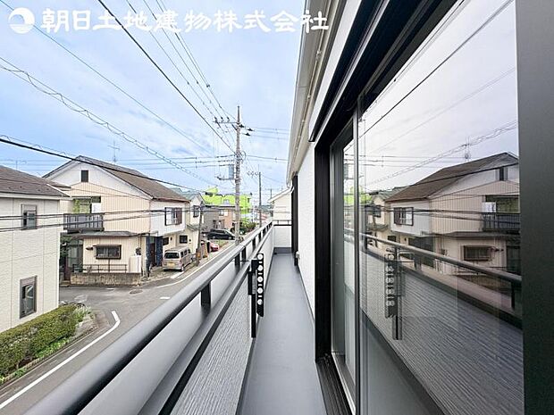 【バルコニー】日当りよく、心地良い風に吹かれてホッと一息ついてください。