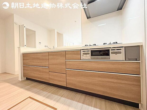 【キッチン】明るく開放感があるキッチンはリビングが見渡せる対面キッチンを採用。いつでもご家族を感じながらお料理できます。