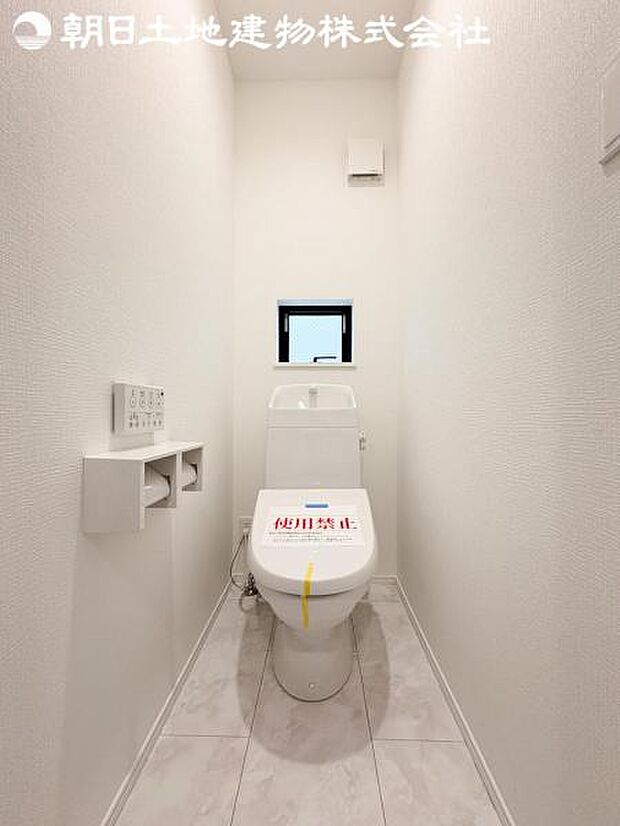 【トイレ】洗浄機能つきのお手洗いは2か所ございます。朝の忙しい時間や来客時に重宝します。