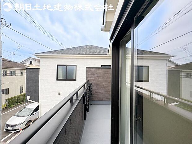 【バルコニー】日当りよく、心地良い風に吹かれてホッと一息ついてください。