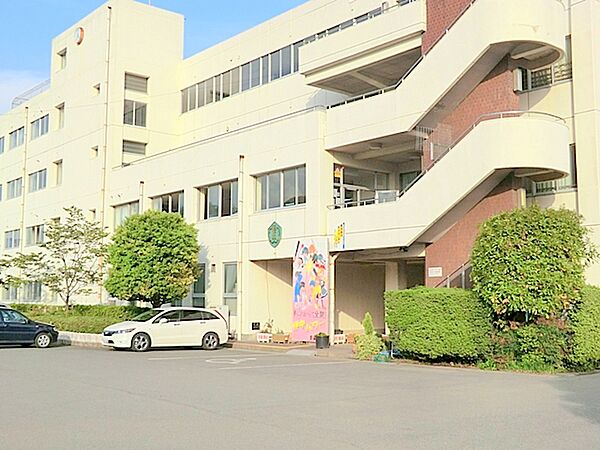 割と駅からも近い中学校です。 先生方もアットホームで寄り添った教育方針に地元の方々も見守ってくれており、安心して通って貰えます。