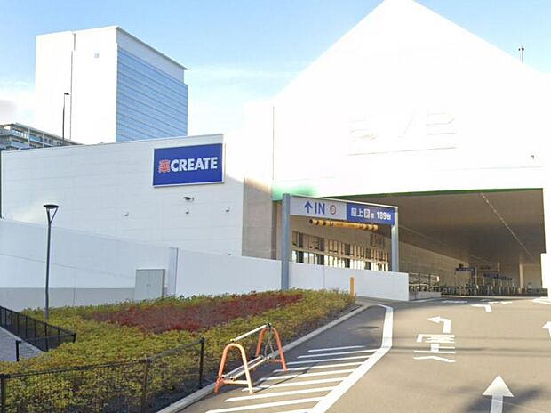 駐車場が広いです。店内通路も広く買い物がしやすいです。