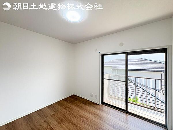 【洋室】バルコニーに面した掃出し窓があるため、光を取り込み明るいお部屋となっております。