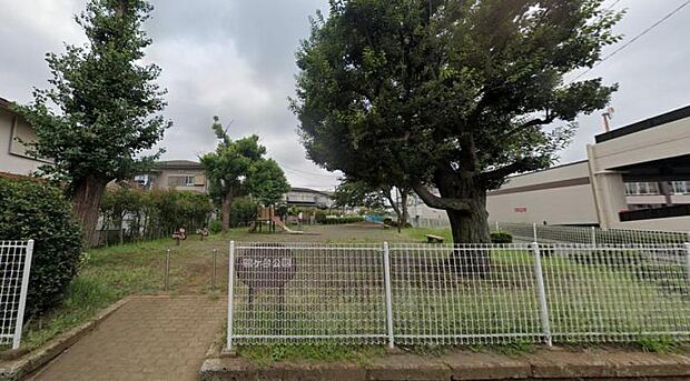 住宅街にある小さな公園です。 ライズモールの裏にあります。 小さいですが滑り台、砂場、ベンチ等があります。