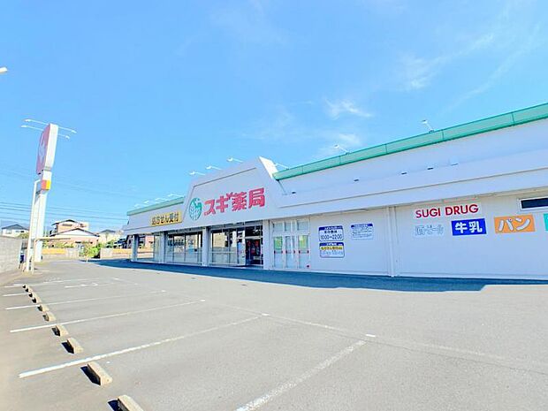 薬以外にも食品、飲料品と品揃えも豊富で日用品はこちらのお店でたいていの品は揃えられます。駐車スペースも十分あるので車で行っても安心です。