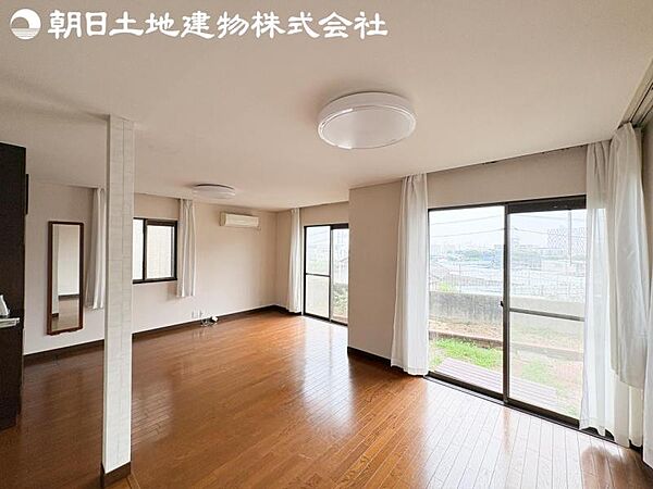 【リビング】開口部からたくさんの採光が望める快適空間となりご家族が集まりやすいリビングです。