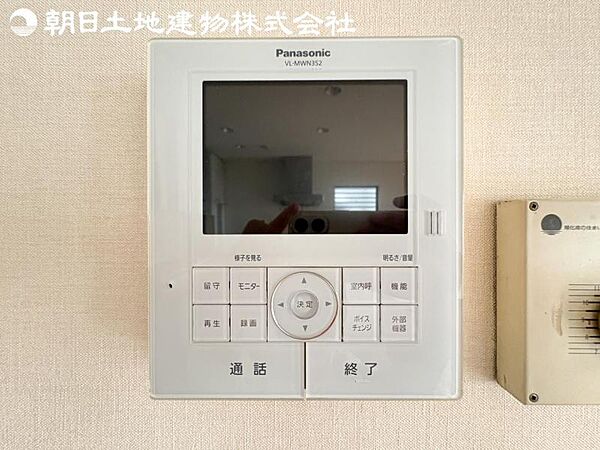 【モニター付きインターフォン】来訪者を映像で確認するシンプルな設備ながらセキュリティ効果はマル。