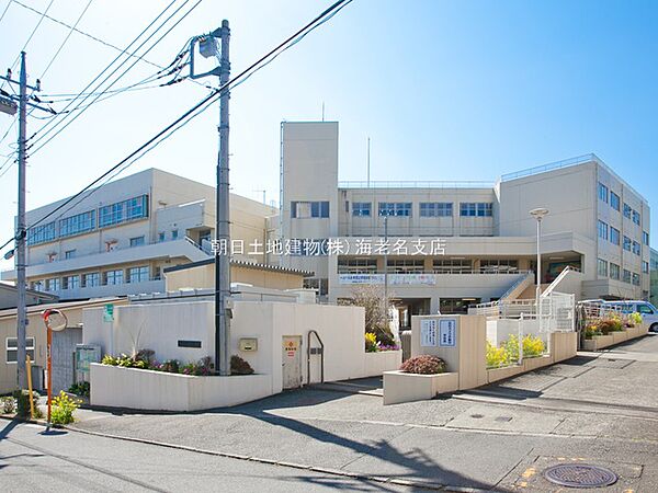 いつも元気な挨拶の声がたくさん聞こえてくる笑顔あふれる小学校です。先生方もとても元気いっぱいで、親切丁寧に指導しています。