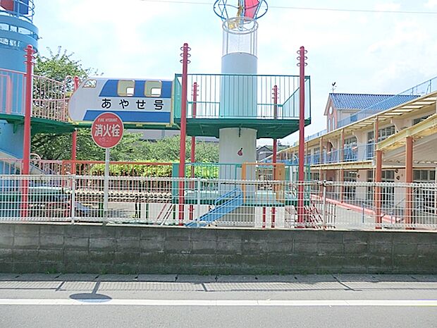 とにかく大きいマンモス幼稚園で、温水プールなど設備関係です。先生方も子供も元気で活気があります。