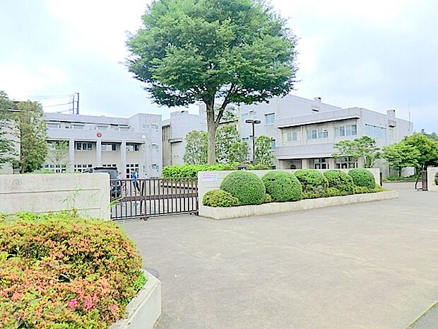 囲碁将棋部が全国に医いたことがあるなど部活動が盛んです。先生も優しい方が多いです。