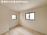 室内：【洋室】2面より光を取り込み明るいお部屋となっております。