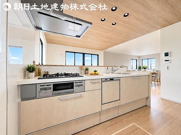 【キッチン】明るく開放感があるキッチンはリビングが見渡せる対面キッチンを採用。いつでもご家族を感じながらお料理できます。※家具や小物等はCG合成です。