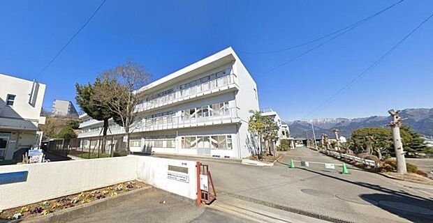校舎が3つに別れており、上級生下級生が同じ校舎を利用するようになってます。広い運動場では、運動会や、持久走大会などの行事が行われています。