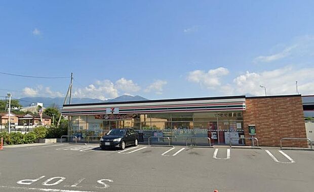 広い駐車場があり、入店しやすい雰囲気のコンビニです。