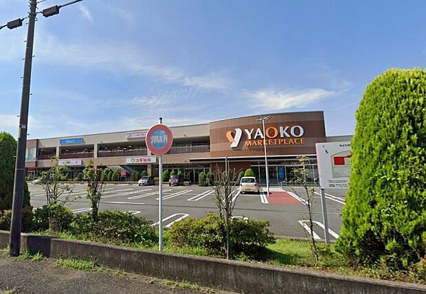 お惣菜がおいしく、種類も豊富なスーパーです。ドラッグストアなども併設されています。