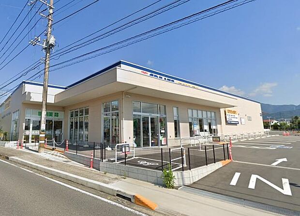 調剤薬局も併設されており、お薬の受け取りなどもできる便利な店舗です。