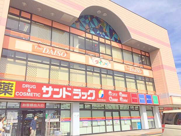 エムアイプラザという商業施設内にあります。駐車場は広いです。店舗内は品揃えがいいです。薬から日用品までお手打ちな価格でいつも販売しています。