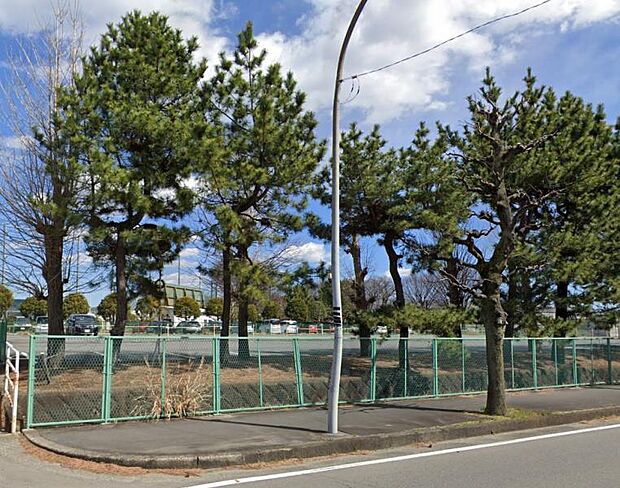 テニスコートやグラウンドがある公園となります。