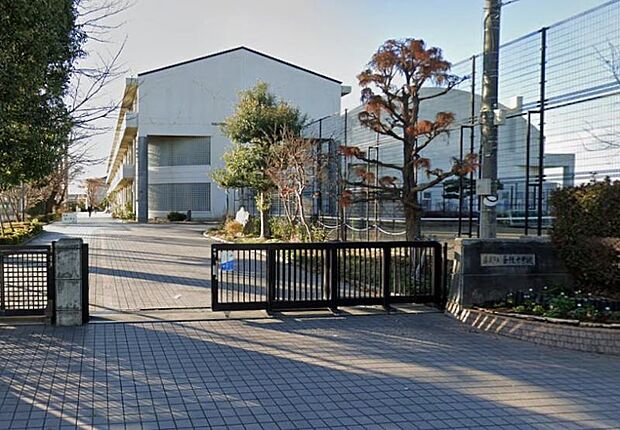 長後中学校のよき伝統を引継ぎながらも、保護者や地域の方々のご意見を取り入れながら、生徒の笑顔あふれる学校です。