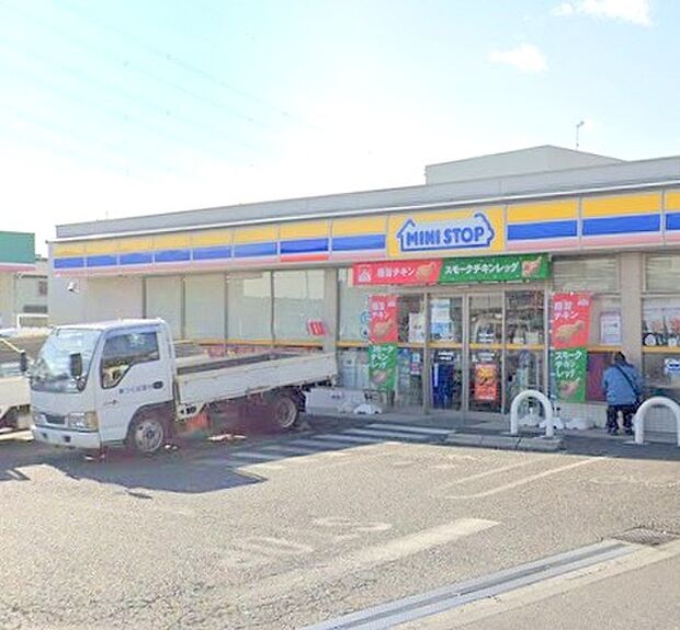 アイスクリームが売りのコンビニですが実は、おにぎりが大変美味しく手作りで種類も豊富です。