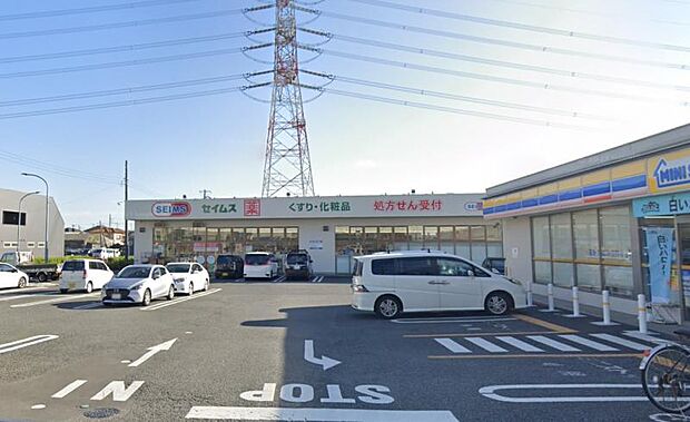 ミニストップと駐車場が共有になっていて同じ敷地内にあります。食料品や日用品もあるので便利です。