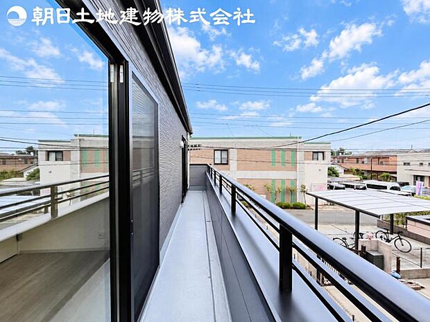 【バルコニー】日当りよく、心地良い風に吹かれてホッと一息ついてください。