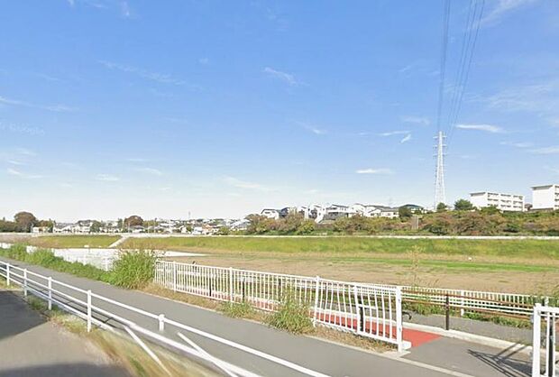 休日には子供たちの声でにぎわう公園となります。