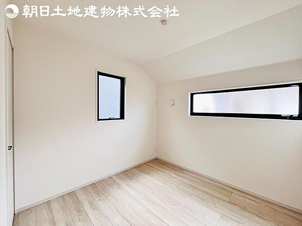 【洋室】2面より光を取り込み明るいお部屋となっております。