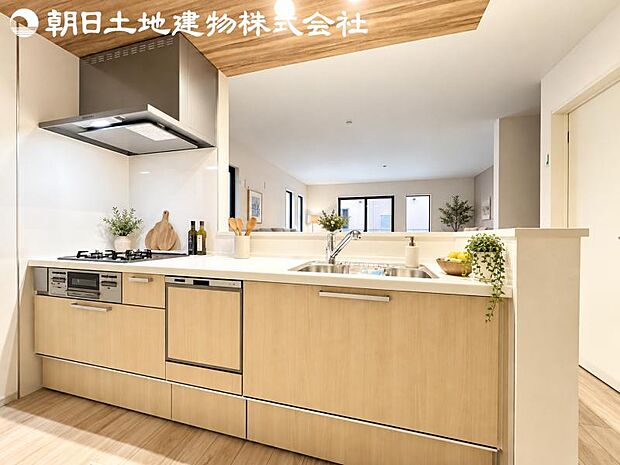 【キッチン】明るく開放感があるキッチンはリビングが見渡せる対面キッチンを採用。いつでもご家族を感じながらお料理できます。