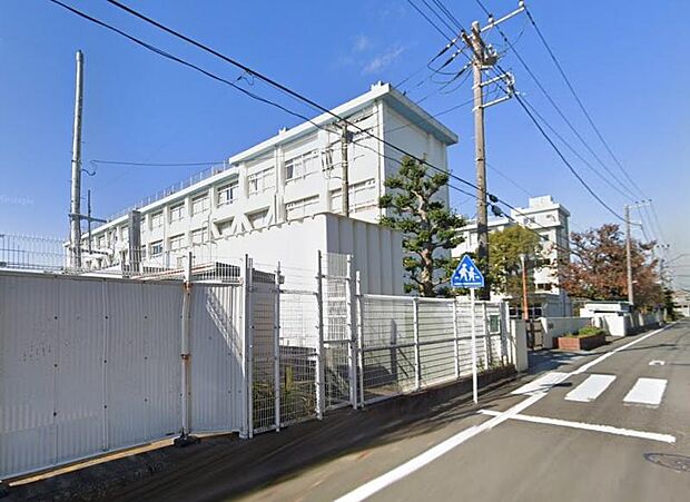 大きなグラウンドが特徴な綺麗な小学校です。