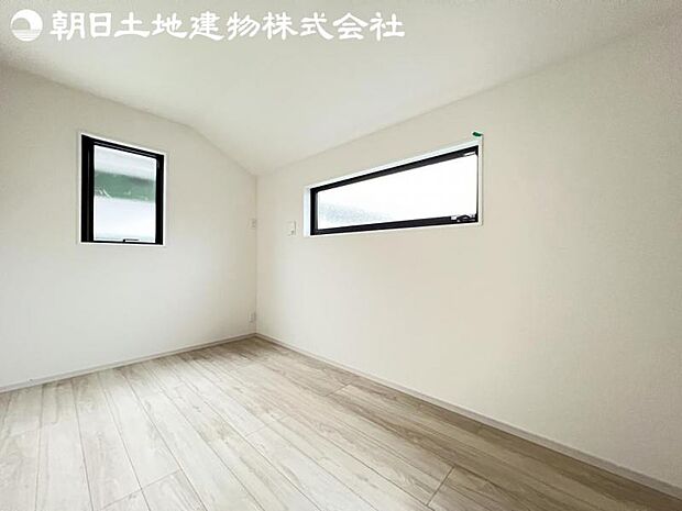 【洋室】2面より光を取り込み明るいお部屋となっております。